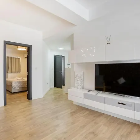 Apartment Designer Finished Apt With Private Balcony & Views By 360 Estates *